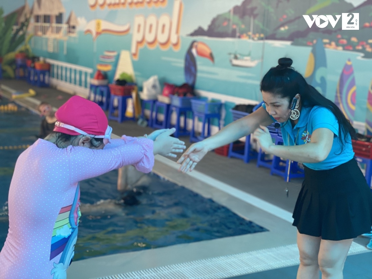 Mỗi khóa học thu hút khoảng 40 -70 học viên, 4-8 giáo viên hướng dẫn, trong đó có 2 người dạy chính và một số trợ giảng.