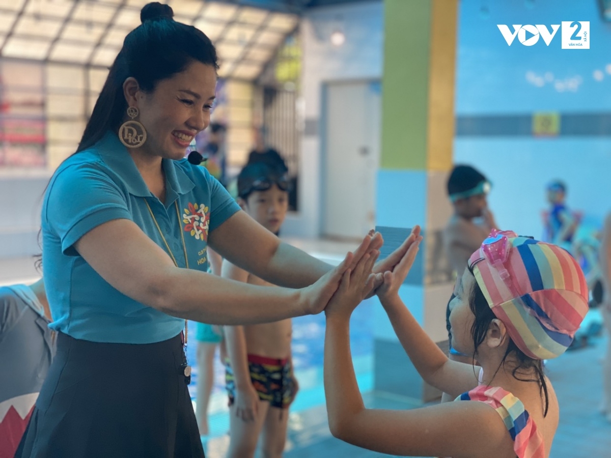 “Có những phụ huynh lo lắng vì con bị tăng động, tự kỷ, đã học ở những nơi khác nhưng không bơi được. Những bé đó được mình đào tạo theo quy trình do mình tự viết. Đó là chữa lành tâm thức sau đó mới dạy kỹ thuật bơi”, chị Lê Thu Hồng – CLB Hoa mặt trời.