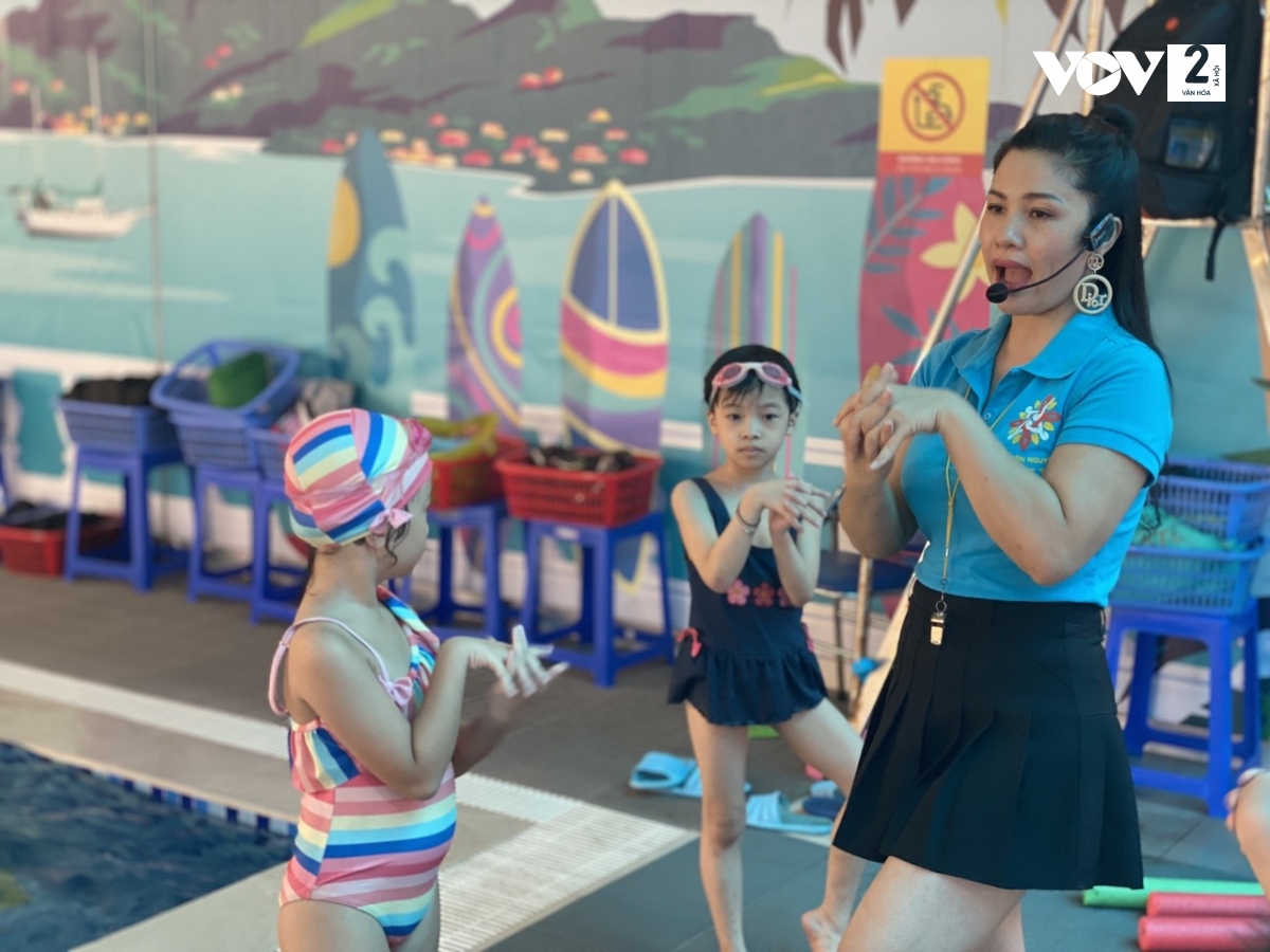 Các em được học kỹ năng đứng nước, kỹ năng nổi trên mặt nước, làm chủ trong môi trường nước.