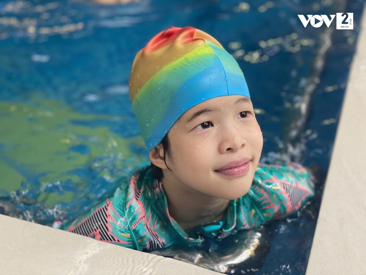 “Kết thúc khóa học, con được liên hoan rất vui vẻ. Con rất vui vì được làm quen thêm nhiều bạn mới cùng sở thích bơi lội” – Em Phan Trúc Linh – học viên Lớp bơi vui vẻ K61 chia sẻ.