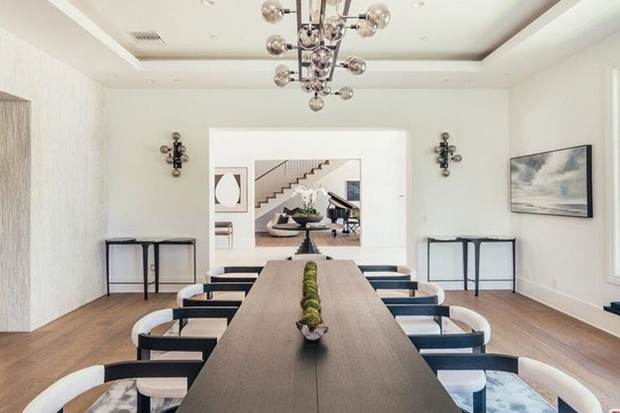 Gỗ ấm áp và những bức tường trắng là những thiết kế chủ đạo của California. Đồ nội thất tối màu tạo ra sự đối lập, nổi bật trong không gian có gam màu sáng.