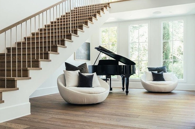 Phía dưới chân cầu thang là đàn dương cầm, nhạc cụ không thể thiếu của các ngôi sao âm nhạc hàng đầu.