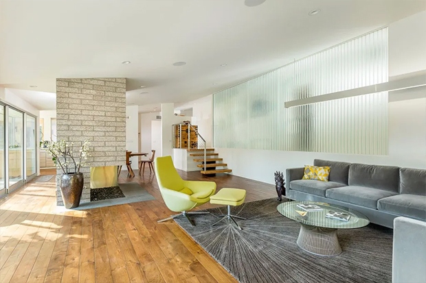 Ngôi nhà đã được trùng tu, sửa đổi, thay thế những tấm vách gỗ ban đầu bằng những bức tường trắng. Tuy nhiên vách ngăn kính ngăn cách phòng khách với lối vào vẫn còn nguyên.