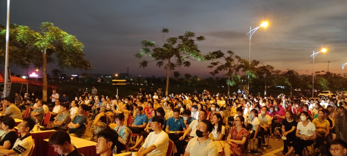 Công nhân, khán giả đón xem một chương trình sân khấu truyền hình do Sở Văn hóa - Thể thao Hải Phòng phối hợp Ban quản lý Khu kinh tế Hải Phòng tổ chức.