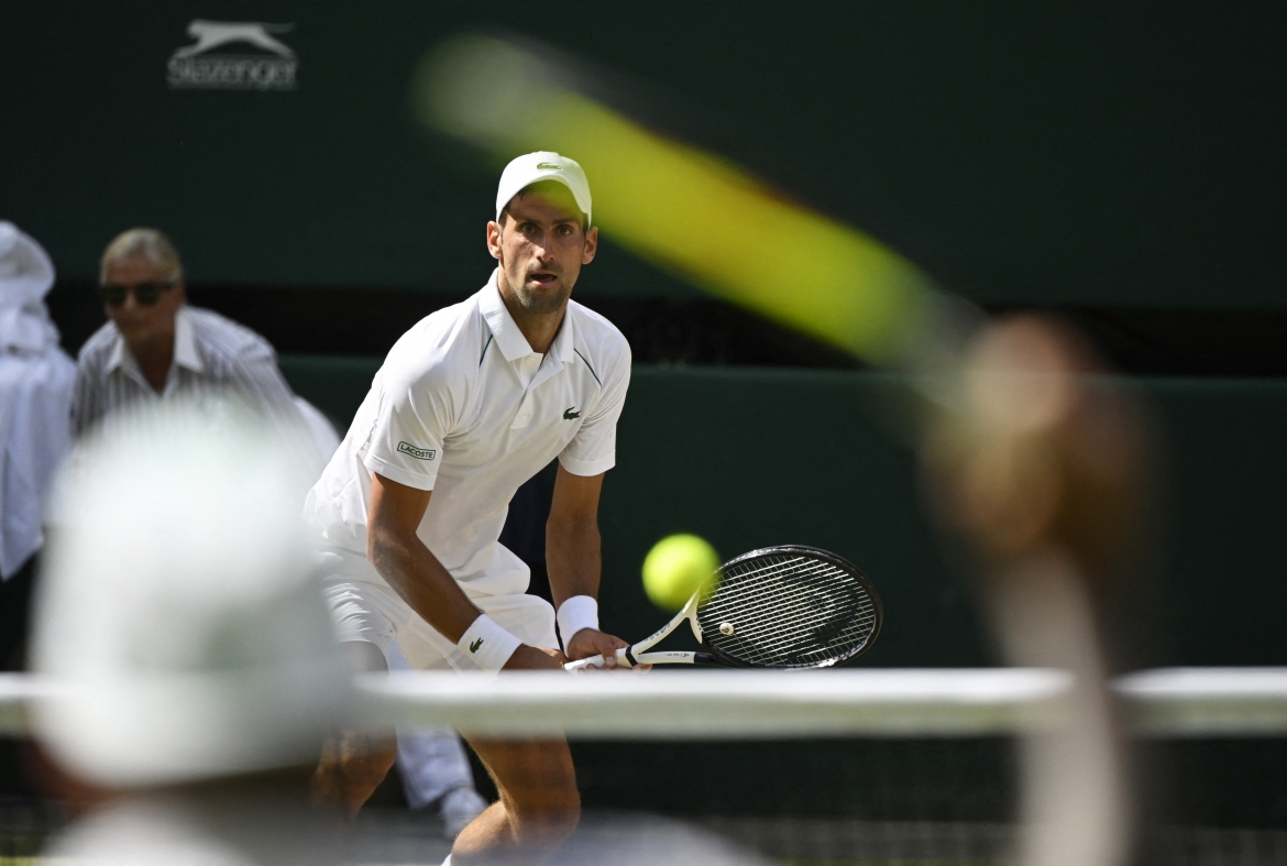 Tuy nhiên, Novak Djokovic đã khẳng định sức mạnh trên mặt sân cỏ và lật ngược tình thế để thắng 3-1 sau 3 giờ thi đấu.