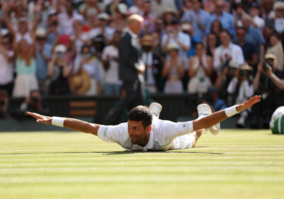 Novak Djokovic "trượt cỏ" ăn mừng chức vô địch Wimbledon 2022.