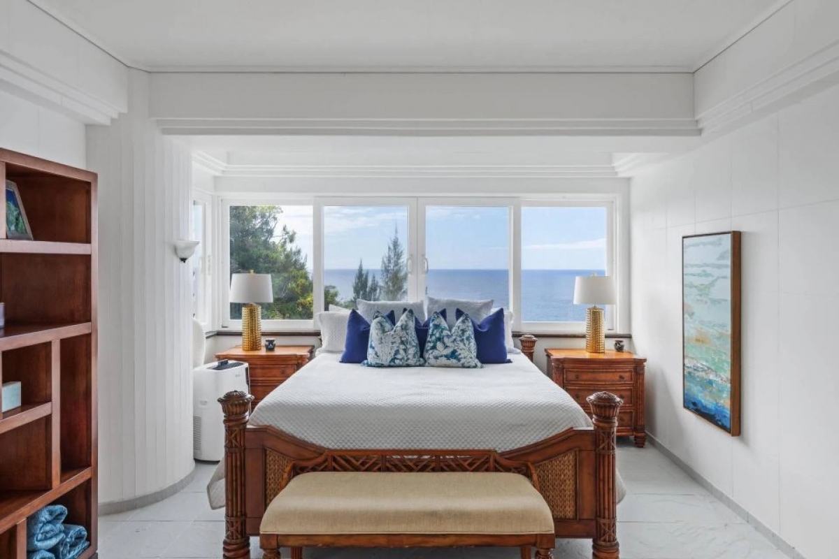 Một trong những phòng ngủ bên trong dinh thự Hawaii. 