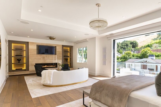 Phòng ngủ này có tính thẩm mỹ và tiêu chuẩn của khách sạn 5 sao với lò sưởi ấm cúng, ghế sofa cong trải dài.