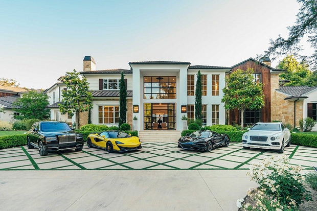 Theo trang web bất động sản The Agency, căn biệt thự gồm 7 phòng ngủ rộng 1244m2 được xây dựng vào năm 2017. Ngoài khu vực nhà chính, khuôn viên biệt thự còn có một nhà khách 2 phòng ngủ, sân vườn, nhà để xe, sân bóng rổ, bể bơi nước mặn vô cực và spa.