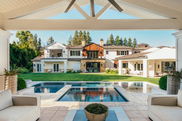 Bên ngoài cũng được thiết kế khu vực thư giãn và ăn uống nhìn ra bãi cỏ rộng và hồ bơi ngoài trời.