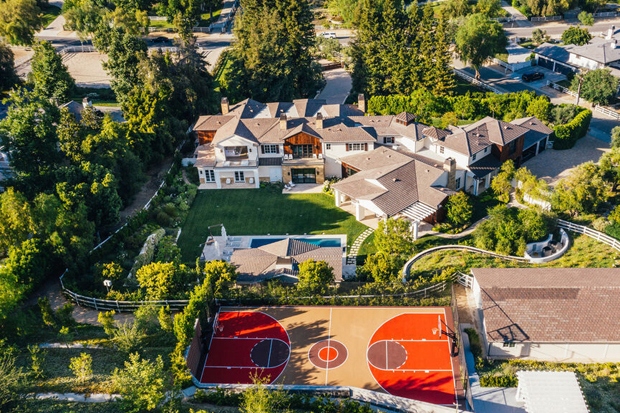 Nằm phía sau hồ bơi là khu vực nhà kho có lối đi ra sân bóng rổ, phù hợp với các môn thể thao ngoài trời.