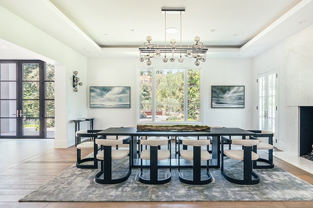 Phòng ăn nổi bật với bàn ghế màu đen ở trung tâm phòng, cánh cửa kiểu Pháp thoáng mát dẫn ra khu vườn.