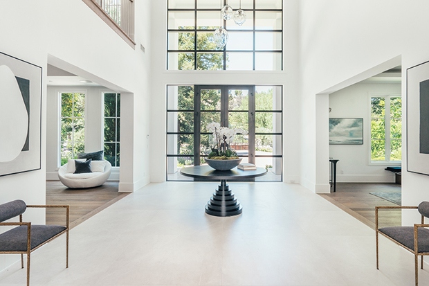 Ngay từ cửa bước vào là khu vực sảnh tràn ngập ánh sáng với những bức tường trắng, đồ đạc điêu khắc, cửa sổ lớn và sự kết hợp của đá và sàn gỗ cứng. 