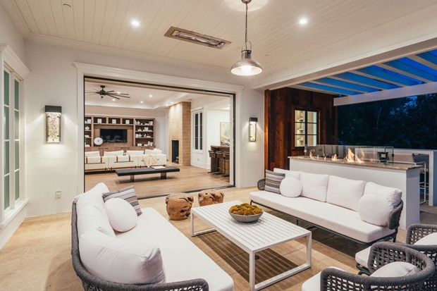 Khu vực sinh hoạt gia đình có lò sưởi, quầy bar  và cửa sổ kính trong suốt. Khu vực tiếp khách ngoài trời được trang bị đầy đủ bàn, ghế, thích hợp cho những buổi quây quần thân mật.