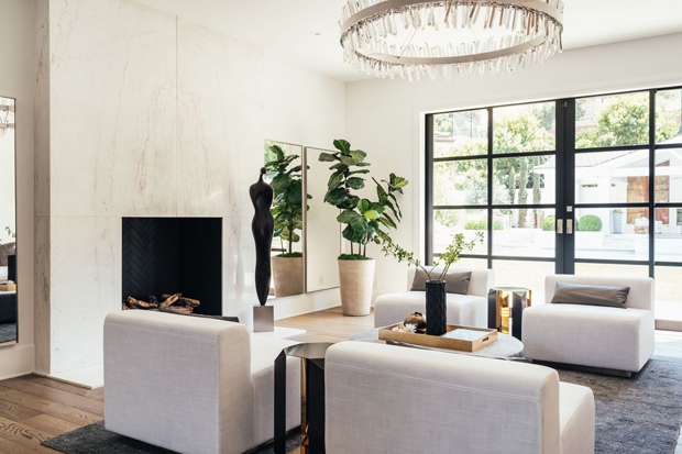 Căn phòng này mở ra hồ bơi và spa ở sân sau, tạo cảm giác trong nhà - ngoài trời.