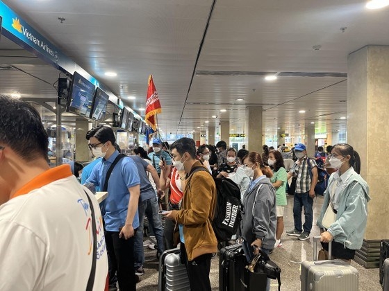Tourists go through immigration at HCM City’s Tan Son Nhat International Airport. (Photo sggp.org.vn)
