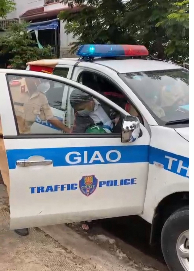 Cán bộ coi thi bị té xe được CSGT trạm Đa Phước hỗ trợ tới điểm thi đúng giờ.