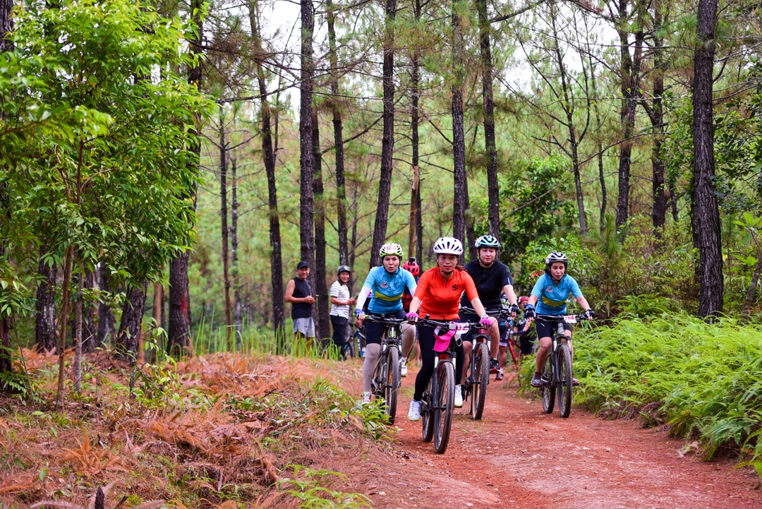Chị em phụ nữ cũng hào hứng với MTB. 