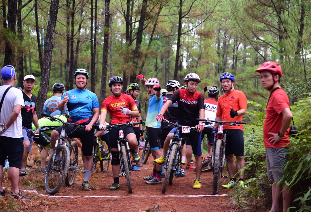  Rộn rã trước lúc xuất phát, một buổi giao lưu test trình độ của nhóm MTB Huế. 