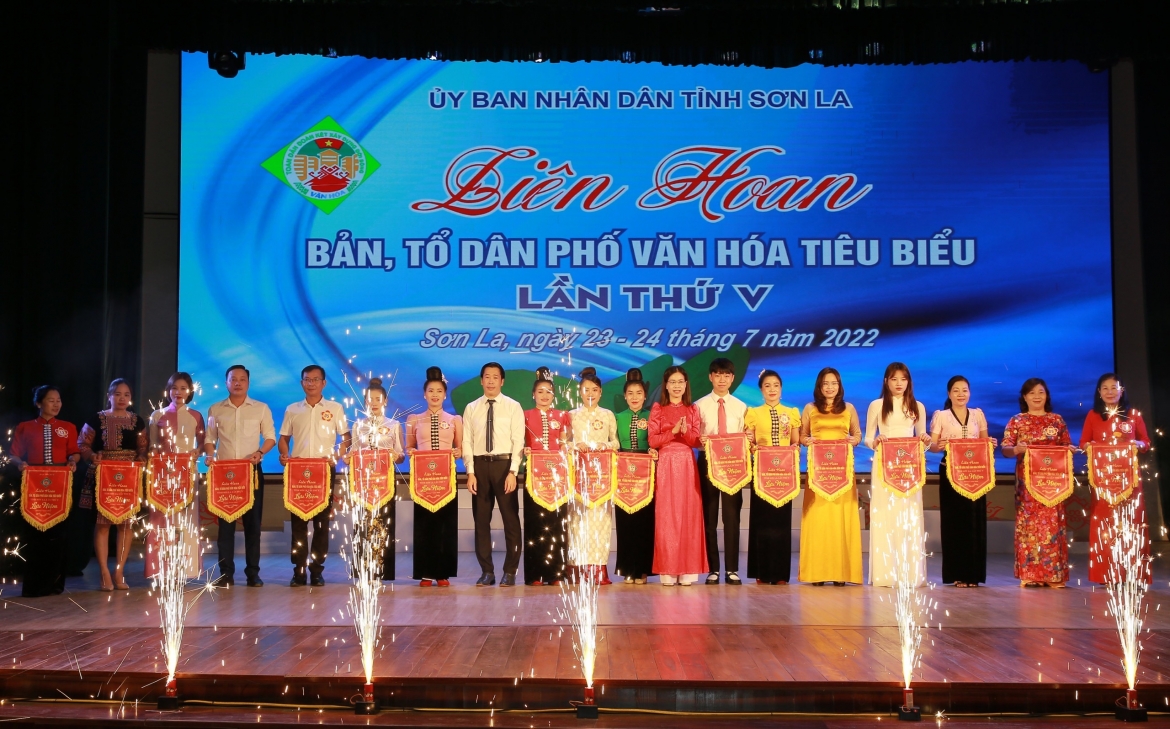 17 đội thi đại diện cho các bản, tổ dân phố văn hóa của 12 huyện, thành phố tại Sơn La.