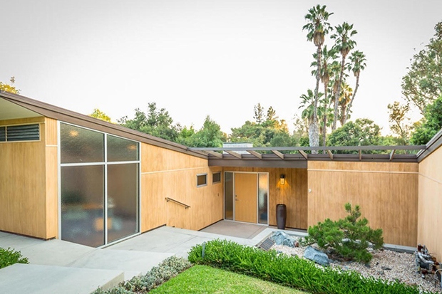 Bất động sản mới của Lily Collins được xây dựng vào năm 1947 bởi nhóm kiến ​​trúc cha con Kemper Nomland Sr. và Kemper Nomland Jr.. Cấu trúc chính bao gồm 3 phòng ngủ và 2 phòng tắm trong khoảng 315m2.