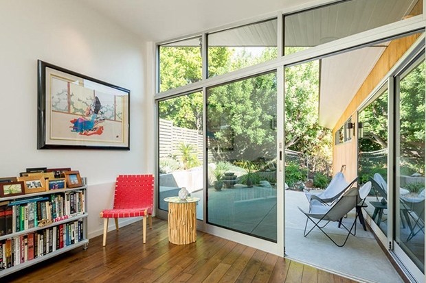 Cửa kính lớn tạo cảm giác rộng rãi và thoáng mát cho khu vực đọc sách. Hầu hết các phòng sinh hoạt đều có những tấm kính kết hợp cửa trượt giúp tạo nên không gian mở giữa bên trong và ngoài nhà đặc trưng của Californnia.