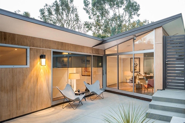 Bên ngoài là khu vực sân hiên, được trang bị bàn ghế là nơi thích hợp để thư giãn trong những ngày râm mát.