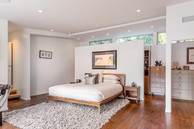 Khu vực thay đồ với tủ quần áo được ngăn cách với phòng ngủ chính bằng một bức tường. Phòng ngủ có thiết kế cửa sổ cao tràn ngập ánh sáng tự nhiên trong không gian.