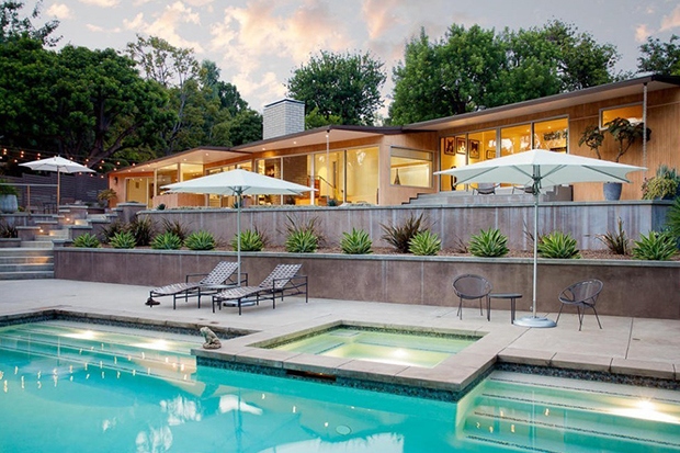 Bên ngoài dẫn đến một hồ bơi và spa mới được cải tạo gần đây. Ngoài ra còn có một nhà khách riêng biệt với một phòng ngủ và bồn tắm. 