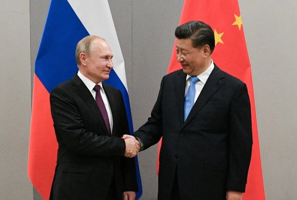 Tổng thống Vladimir Putin (trái) và Chủ tịch Tập Cận Bình trong một lần gặp gỡ trước đây. Ảnh: Reuters.
