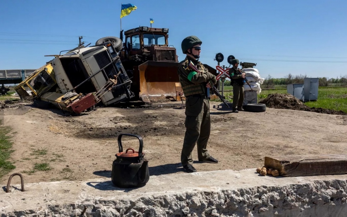 Lính Ukraine đứng gác ở Zelenodolsk. Ảnh: Getty.