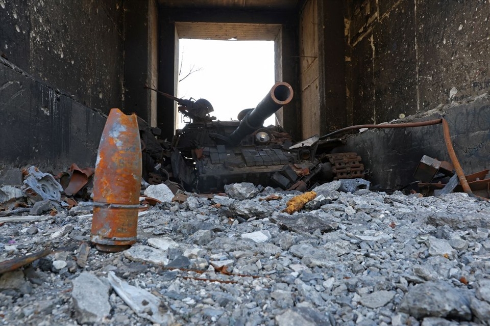 Xe tăng bị phá hủy ở thành phố Sievierodonetsk, Lugansk, Ukraine, ngày 1/7/2022. Ảnh: Reuters