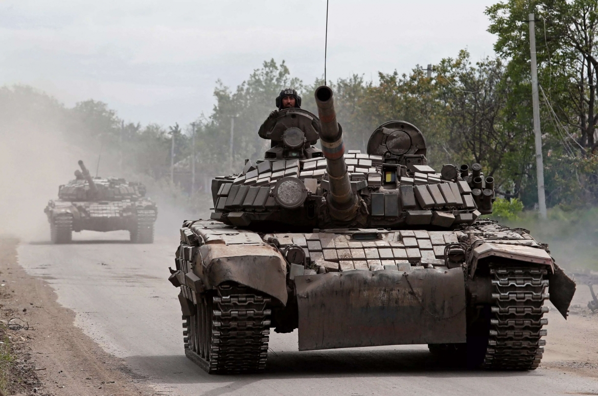 Xe tăng của lực lượng Nga tại Luhansk hồi tháng 5. Ảnh: Reuters