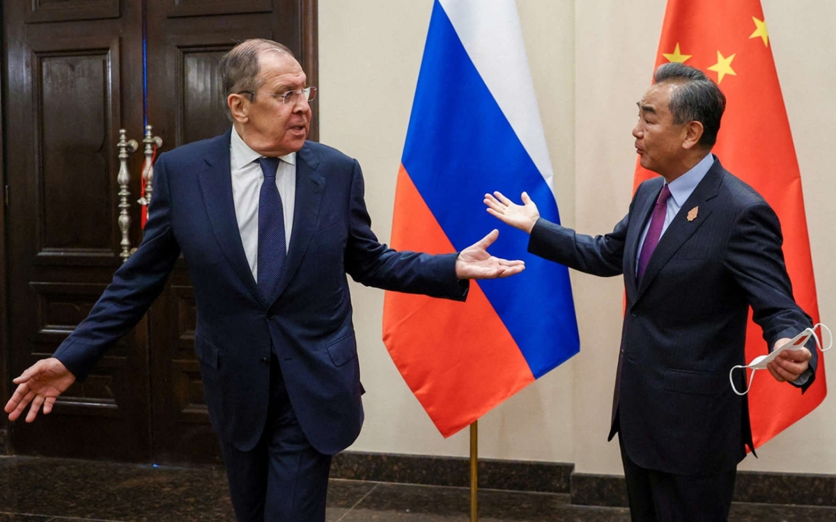 Ngoại trưởng Nga Sergey Lavrov (trái) và người đồng cấp Trung Quốc Vương Nghị. Ảnh: Bộ Ngoại giao Trung Quốc.