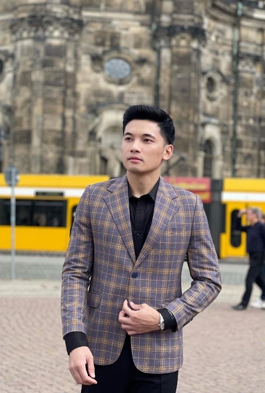 Diễn viên Thanh Tuấn trẻ trung và lịch lãm ngoài đời