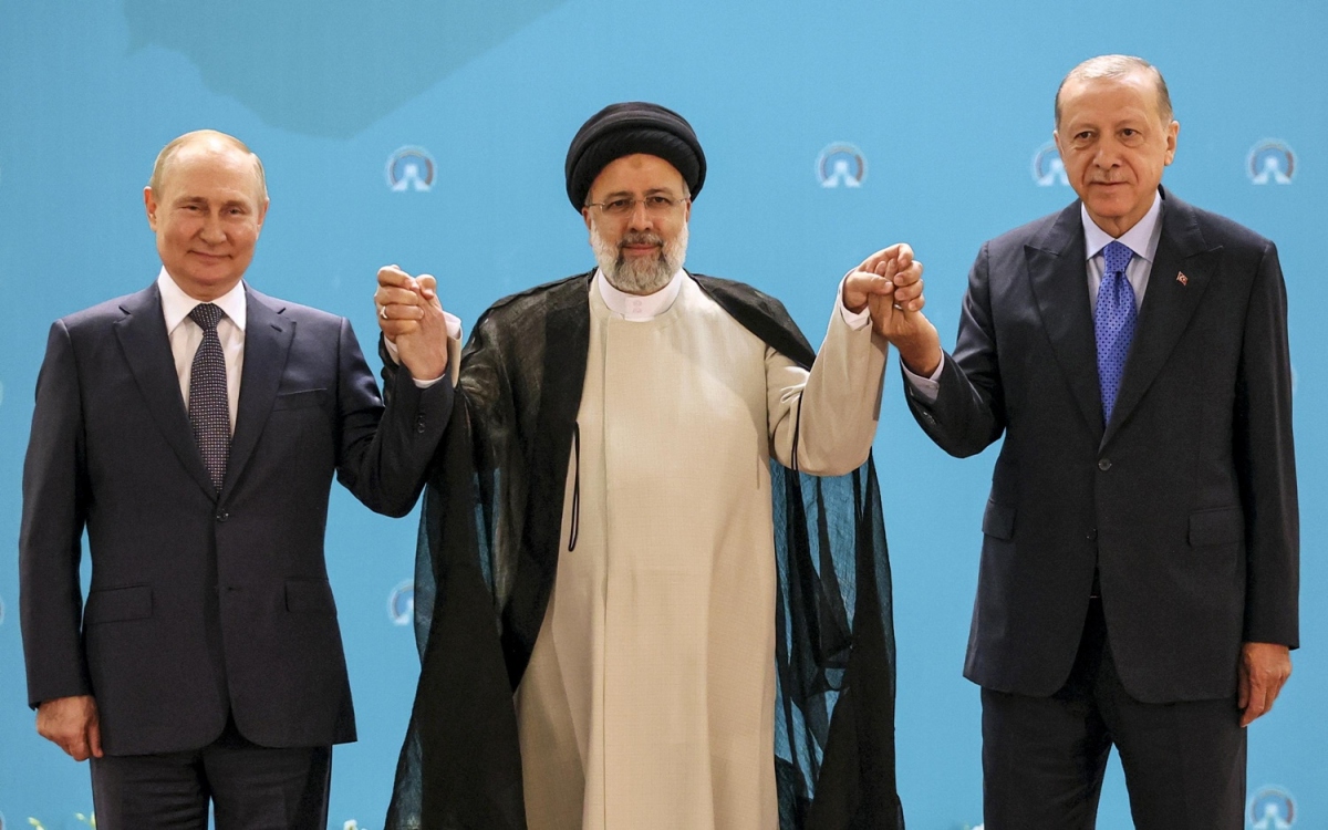 Các tổng thống Nga, Iran và Thổ Nhĩ Kỳ. Từ trái qua phải là các ông Putin, Raisi và Erdogan. Ảnh: AP.