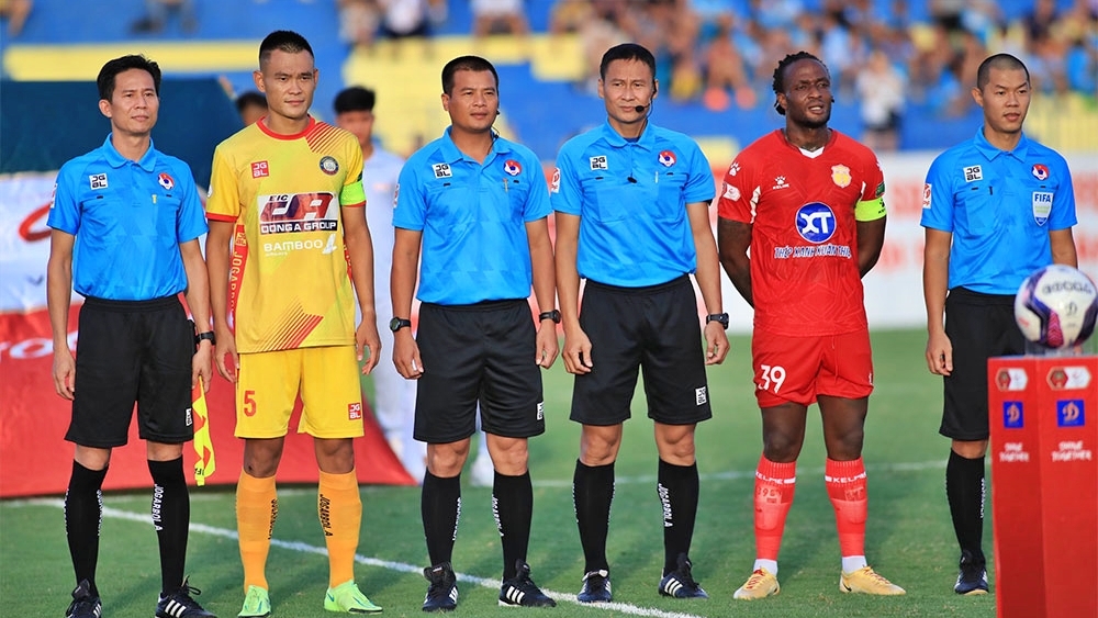 Tổ trọng tài điều khiển trận đấu trận Thanh Hóa 1-1 Nam Định bị đội chủ nhà phản ứng gay gắt ở tình huống thổi 11m cho đội khách (Ảnh: VPF).