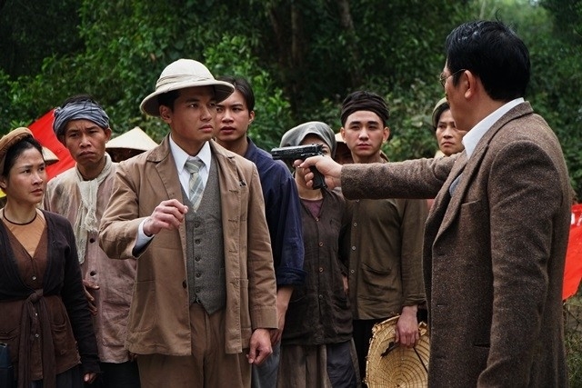 Diễn viên trẻ Nguyễn Thanh Tuấn (đội mũ cối) trong vai Tổng Bí thư Nguyễn Văn Cừ