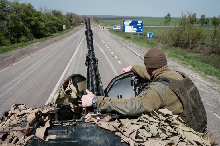 Một binh sĩ Ukraine ngồi trên chiếc xe bọc thép trên con đường gần Sloviansk, miền Đông Ukraine, vào ngày 26/4/2022. Ảnh: AFP