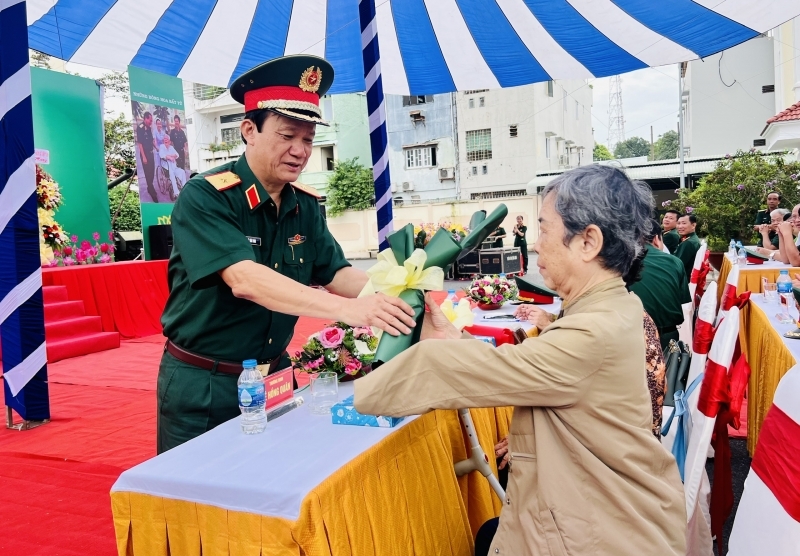 Thiếu tướng Hồ Văn Thái, Chính ủy Quân khu 9, Bộ Quốc phòng tặng hoa cho các thương binh tại buổi lễ.