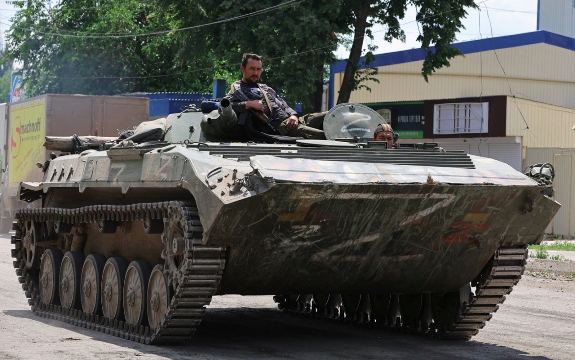 Xe thiết giáp phe thân Nga ở thành phố Lysychansk, miền Đông Ukraine. Ảnh: Reuters.