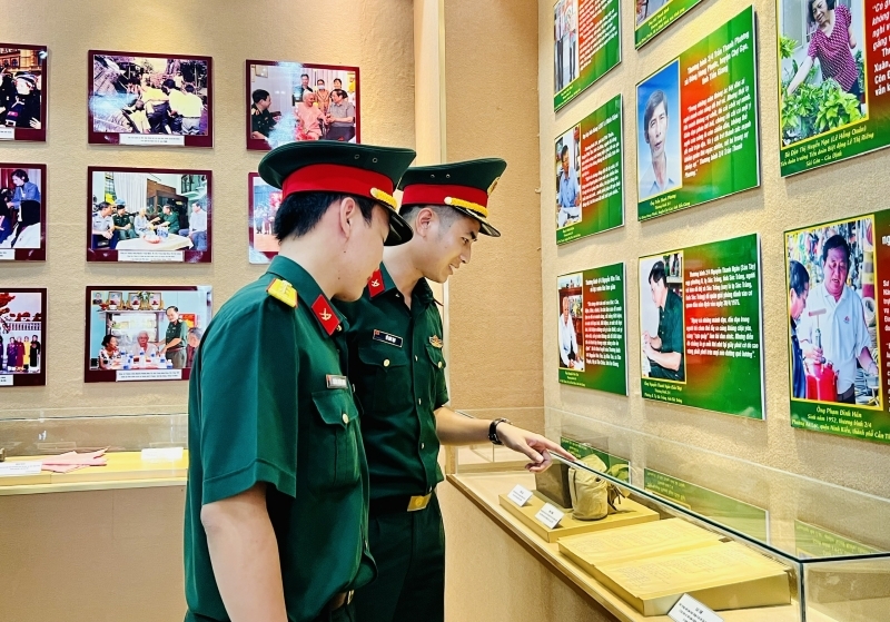 Khách tham quan một số hiện vật, hình ảnh giới thiệu khái quát về cuộc kháng chiến chống thực dân Pháp và đế quốc Mỹ anh hùng của dân tộc.