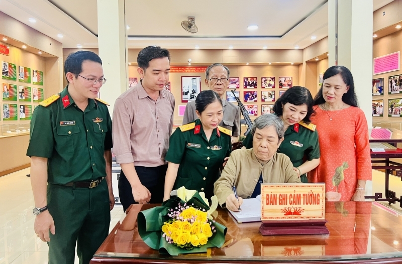 Đồng chí Lê Thị Huyền Nga (Lê Hồng Quân) thương binh 1/4 ghi lại cảm tưởng khi tham quan Triển lãm.