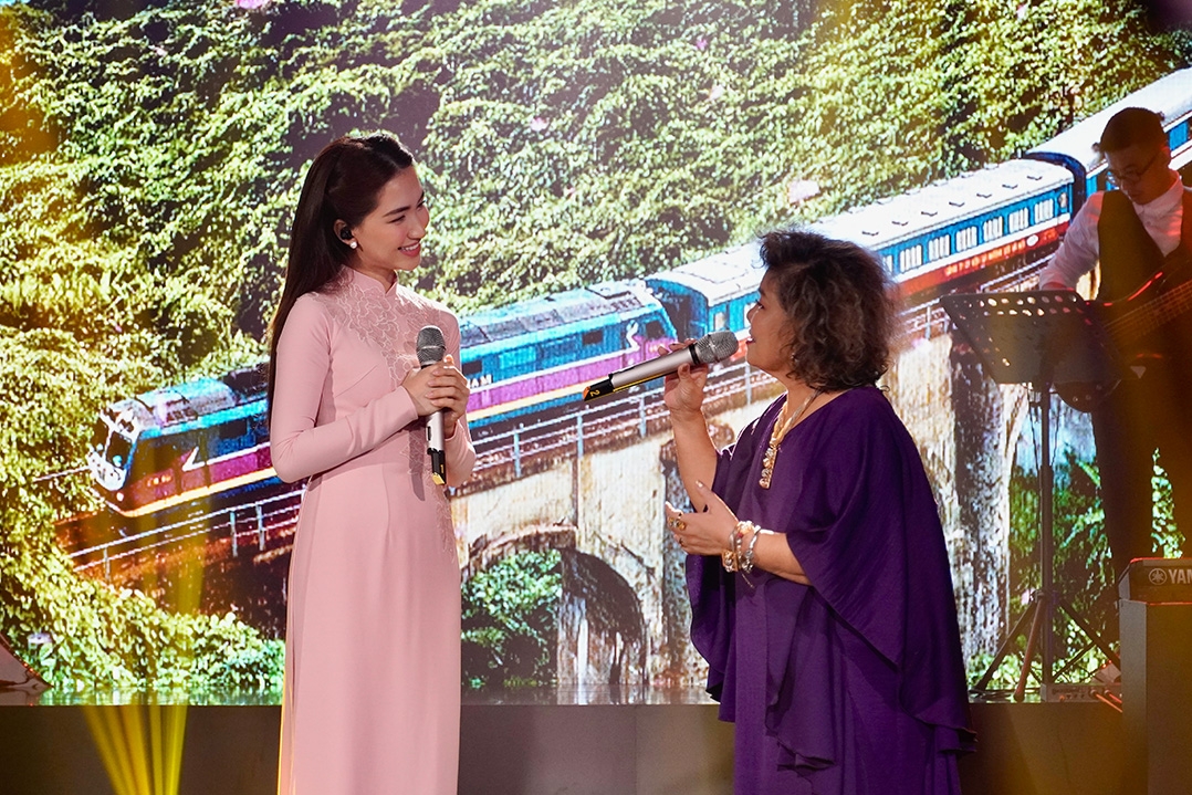 Cả hai song ca bài hát "Tàu anh qua núi".