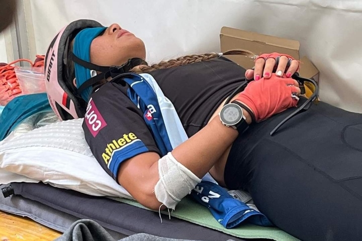 Vũ Phương Thanh chợp mắt nghỉ ngơi trên đường đua trong những ngày chinh phục thử thách ultra triathlon tại Thụy Sĩ. Có hôm Thanh Vũ di chuyển tới 22 giờ liên tục, chỉ ngủ khoảng một giờ và thời gian ít ỏi còn lại được dành cho việc ăn uống./.