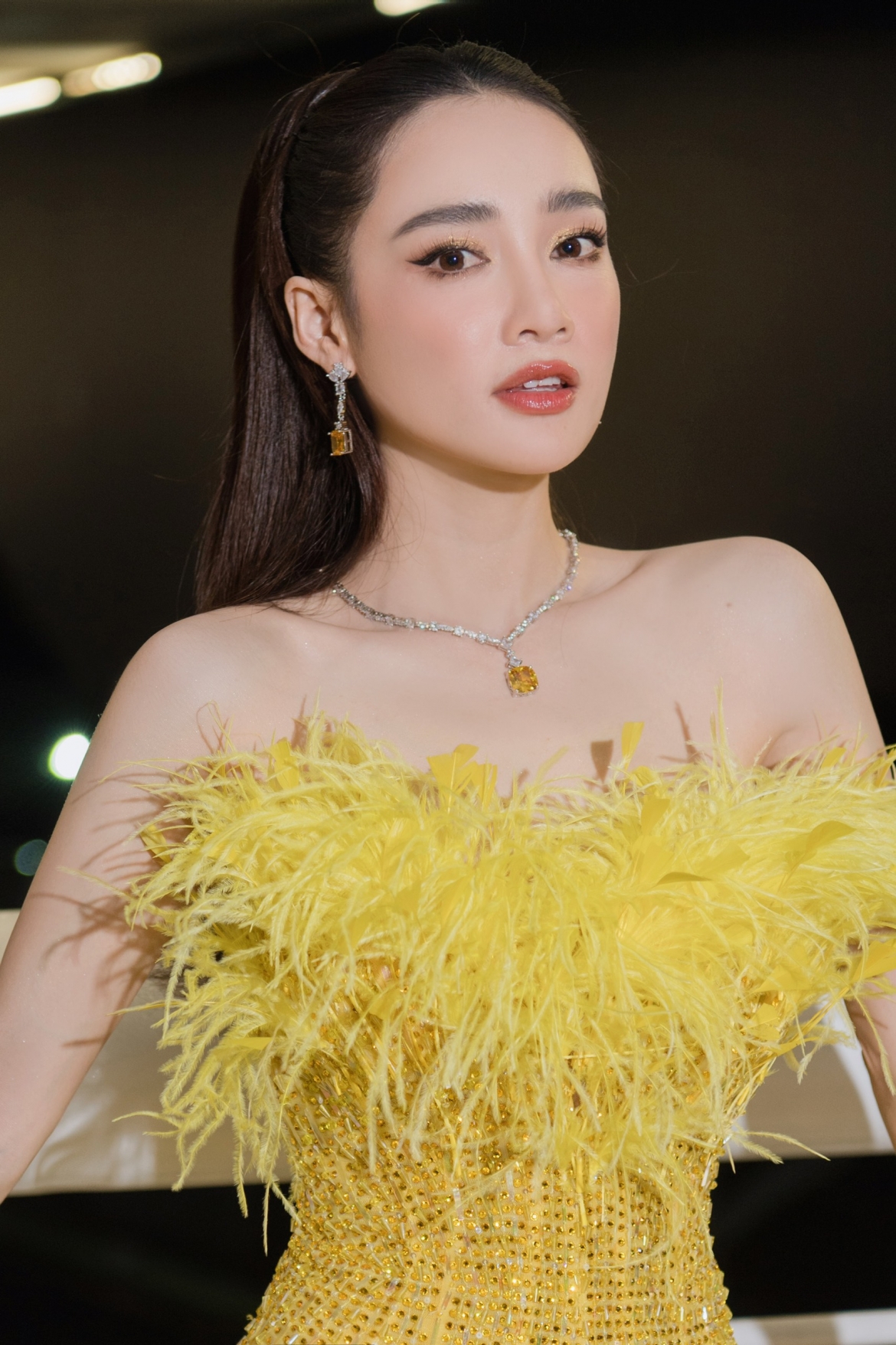 Nhã Phương xinh đẹp, tha thướt trong mẫu đầm vàng.