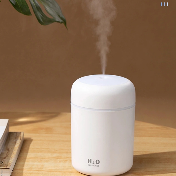 1. Sử dụng máy tạo sương: Nếu bạn đang có các triệu chứng nghẹt mũi, bạn có thể cải thiện bệnh tình khi đặt máy tạo sương xung quanh nhà hoặc văn phòng của mình. Hít thở trong không khí ẩm này có thể làm dịu các mô bị kích thích và các mạch máu sưng tấy trong mũi và xoang của bạn. Không khí được làm nóng, ẩm ướt cũng có thể giúp chất nhầy bị tắc nghẽn thoát ra tốt hơn.