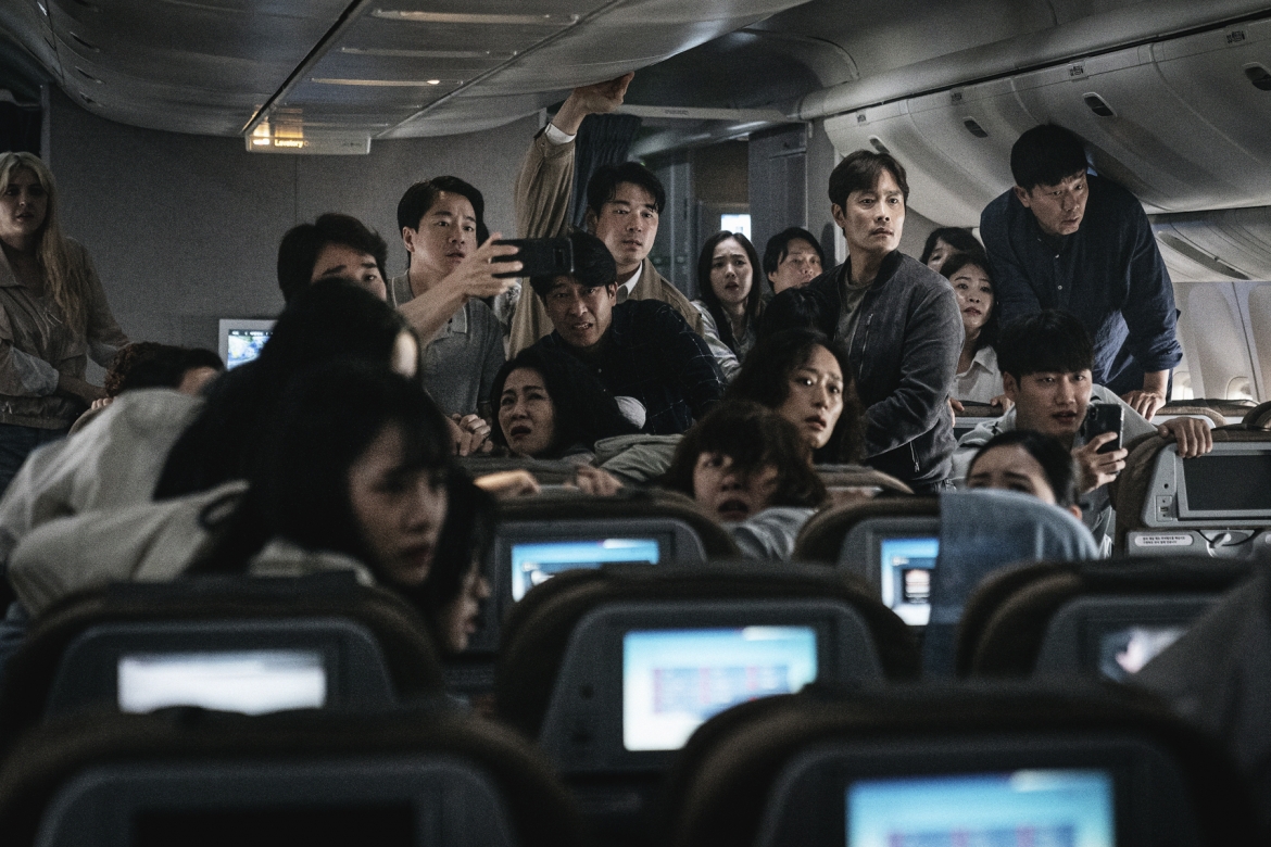 "Emergency Declaration" là đứa con tinh thần mới nhất của đạo diễn Han Jae-rim, người đứng sau thành công của những tác phẩm ăn khách như "The Face Reader" hay "The King".