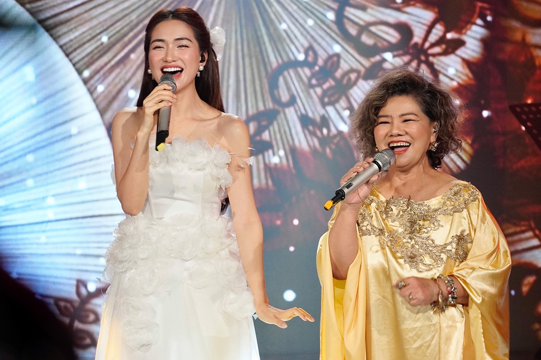 Với NSND Thanh Hoa, nghệ danh của bà là ghép tên của hai nghệ sĩ cải lương Thanh Hùng và Ngọc Hoa. Còn nghệ danh Hoà Minzy lấy từ tên thành viên Minzy trong nhóm 2NE1.