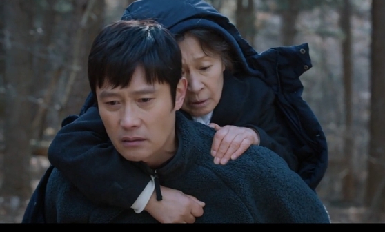 Diễn xuất của Lee Byung Hun ngày càng tinh tế khi thể hiện mối quan hệ mẹ con phức tạp trong bộ phim "Our Blues". 